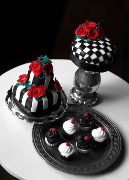 Modern black and white cakes in 1/12 scale miniature cakes