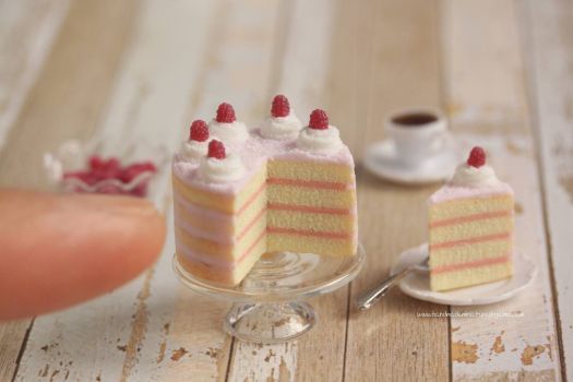 Miniature cakes - Raspberry sponge cake with slice in 1/12 scale 