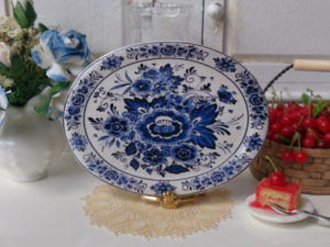blue delft pattern porcelain plate in 1-12 scale - how to recreate an English style living room in 1/12 scale 