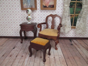 Queen Anne style chair and footrest in 1-12 scale - How to recreate an English style living room in 1:12 scale 