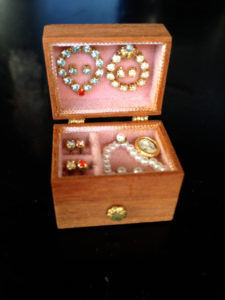vintage jewelry box to recreate 1-12 scale library living room in dollhouse miniature