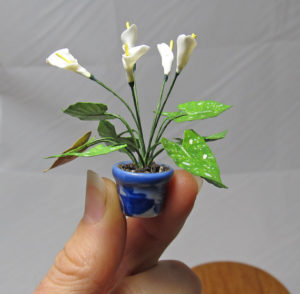 white calla lilies in blue pot for recreating a library living room in 1/12 scale dollhouse miniature