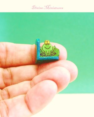 green frog on a lilypad bookend in 1:12 scale dollhouse miniature