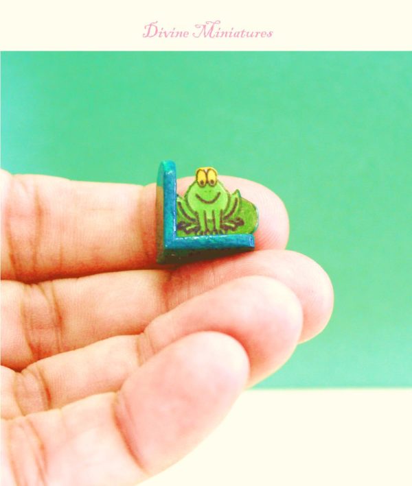 green frog on a lilypad bookend in 1:12 scale dollhouse miniature